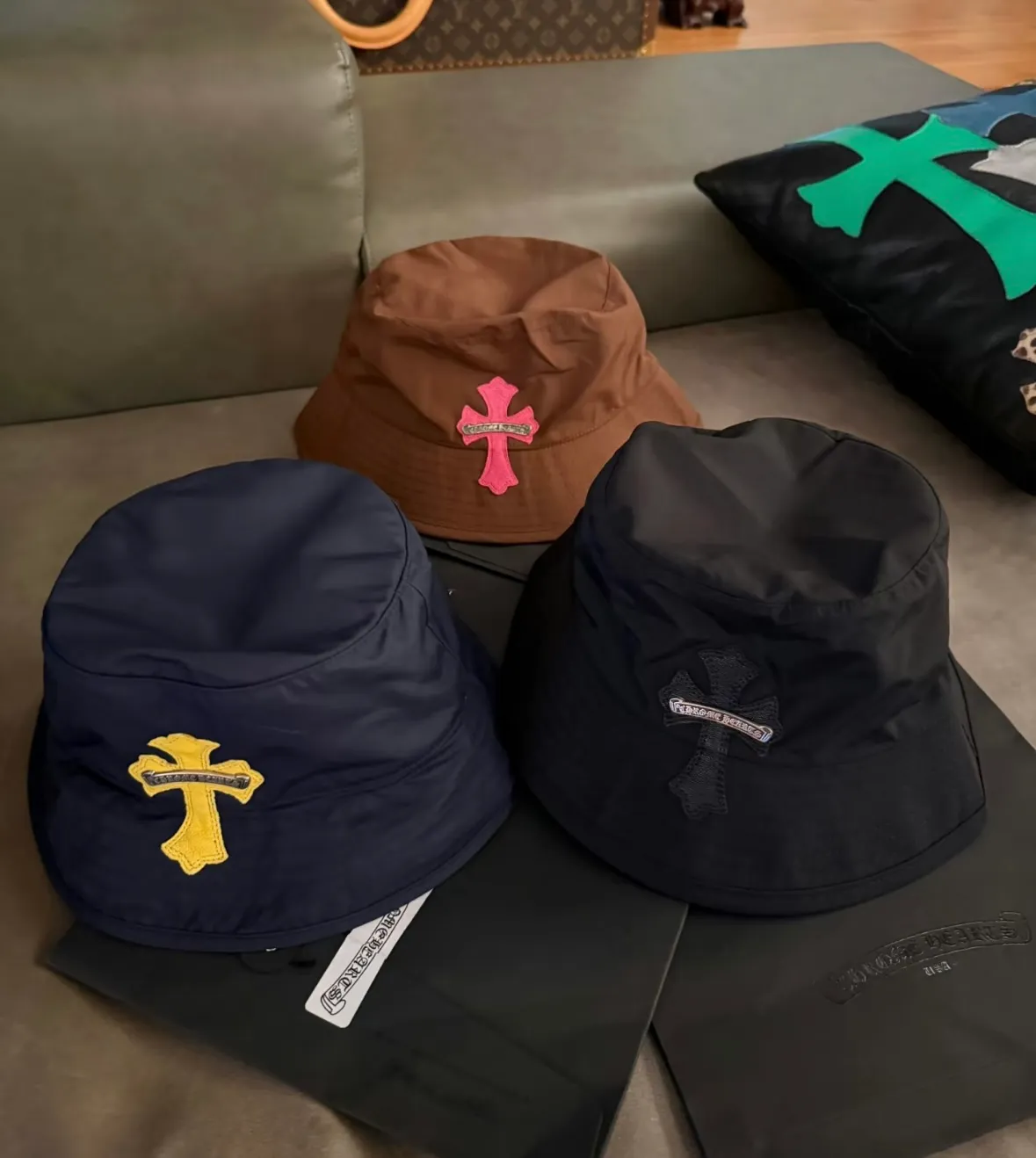 Hot single style high version Crow Heart bucket hat